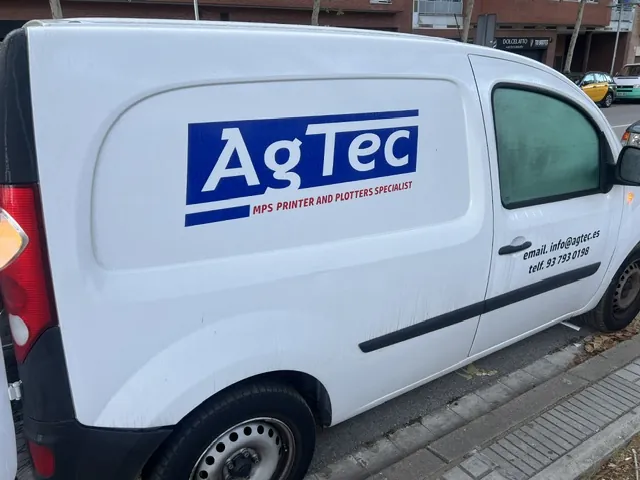 Furgoneta de AGTEC, especialistas en impresoras y plotters
