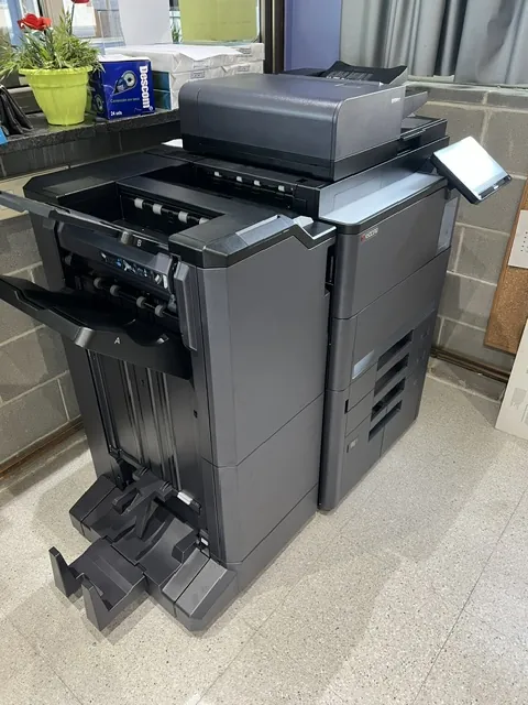 Fotocopiadora Kyocera con finisher instalada en la oficina de un cliente